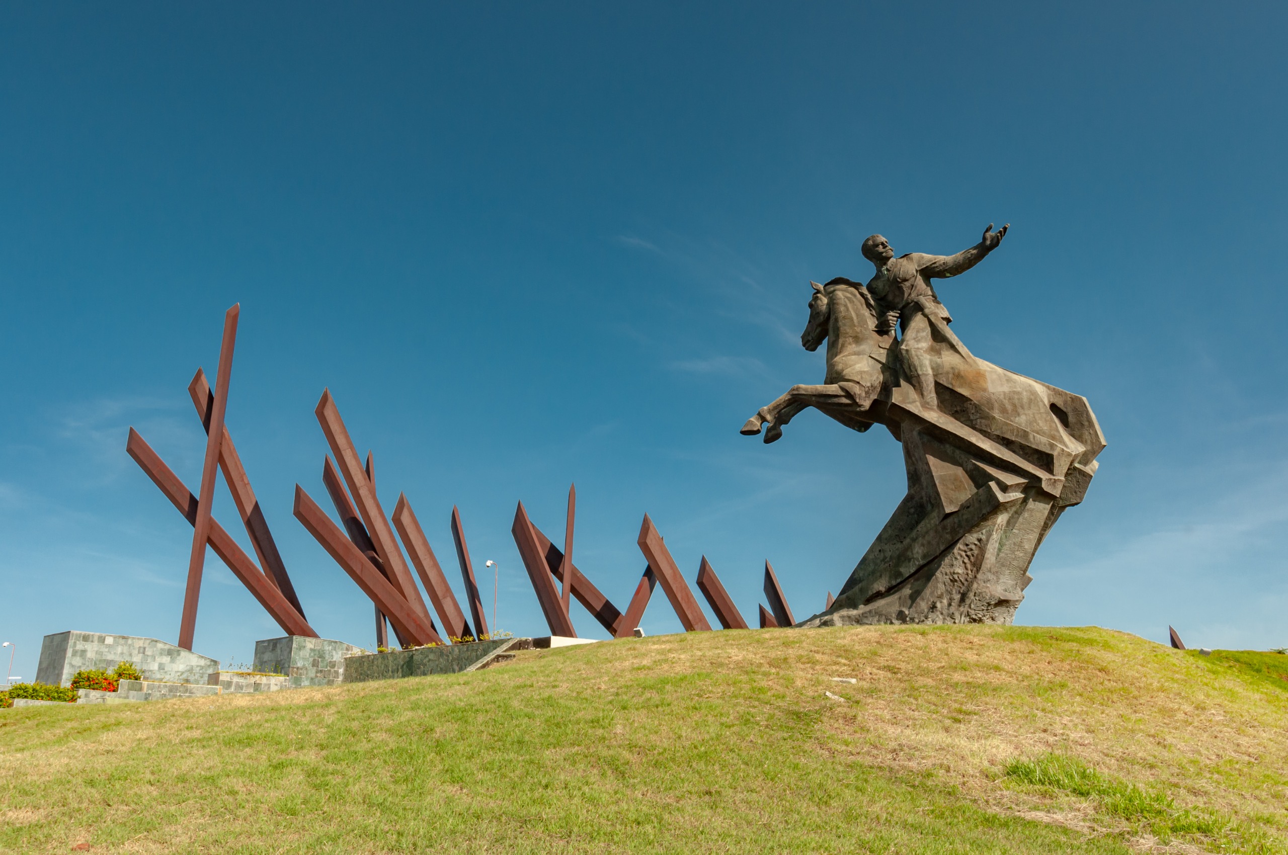 Escultura en la Plaza de la Revolución Antonio Maceo, de Santiago de Cuba