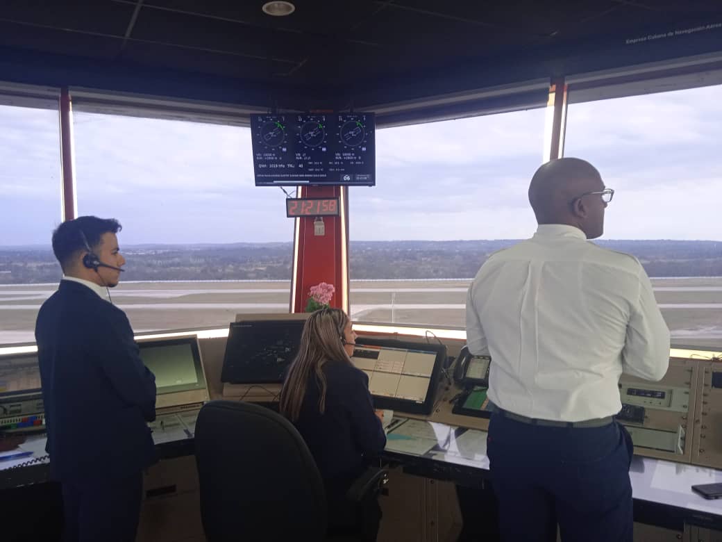 Cuba mantiene servicios de navegación aérea las 24 horas, informa fuente oficial