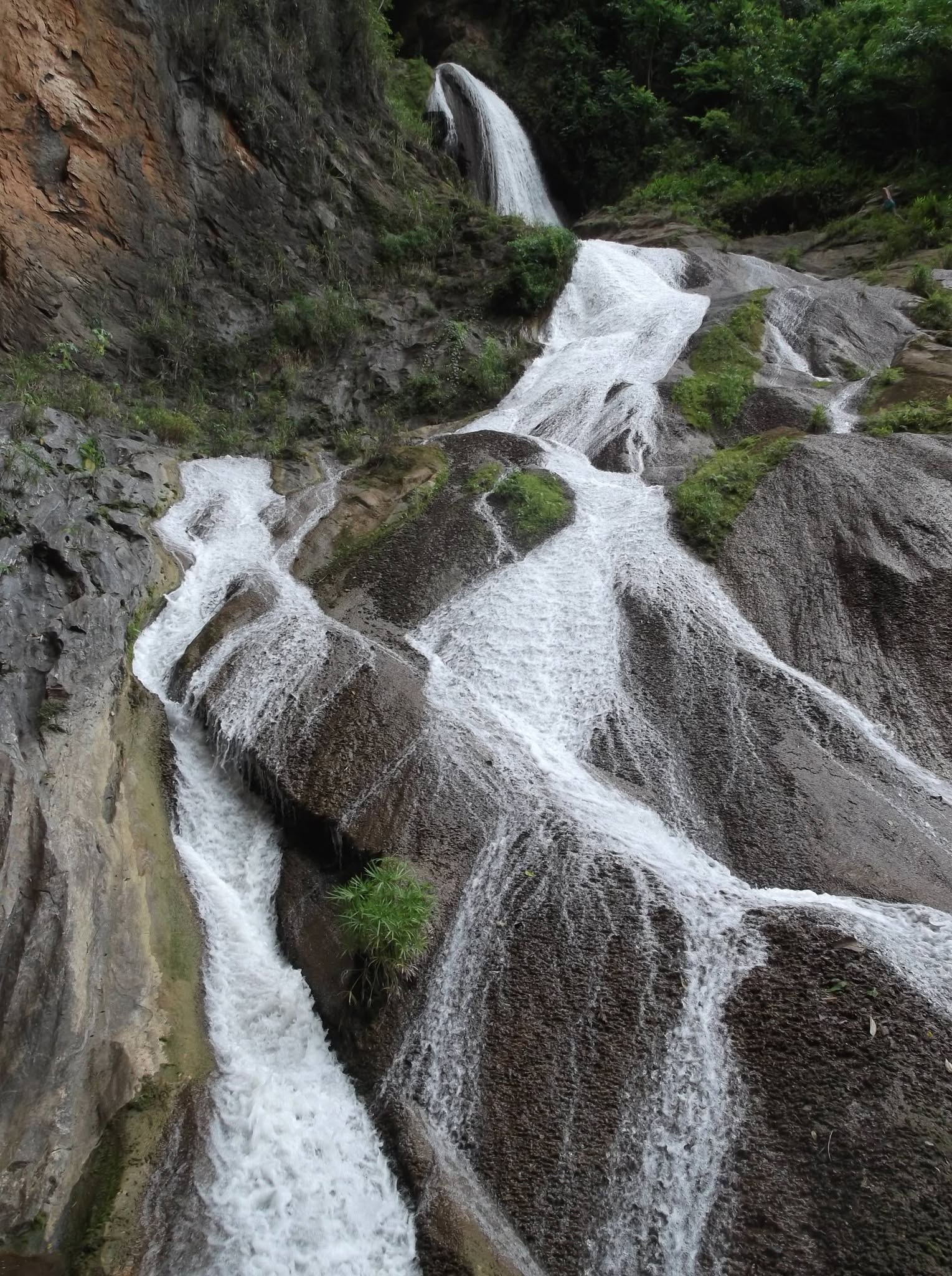 Salto del Caburní, cascadas entre montañas